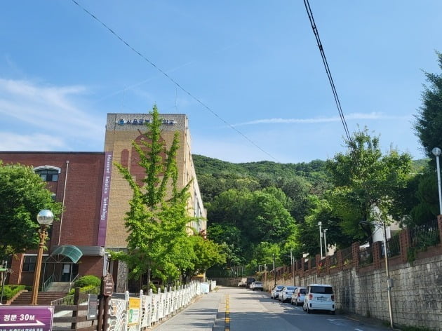 대모산 전경. 왼쪽 건물은 서울로봇고등학교. 한경DB