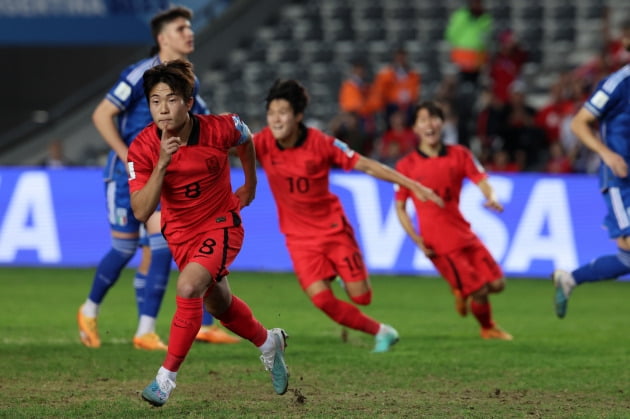 8일(현지시간) 아르헨티나 라플라타 라플라 스타디움에서 열린 'FIFA U-20 월드컵 아르헨티나 2023' 준결승전 한국과 이탈리아의 경기에서 이승원이 패널티킥으로 득점에 성공한 뒤 기뻐하고 있다.  /뉴스1