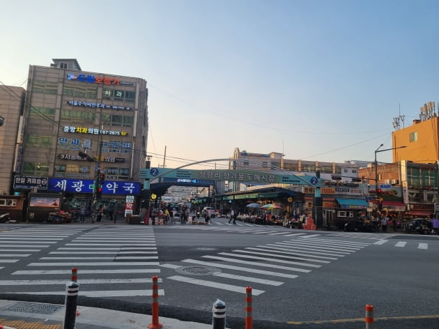 마천루 단지 맞은 편의 청량리 청과물시장.