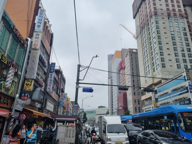 청량리역으로 향하는 왕산로 거리. 우측은 한창 공사 중인 힐스테이트 청량리 더퍼스트.