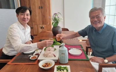 평산마을에서 文 만난 조국…"무간지옥 시련 감내하고 있다"