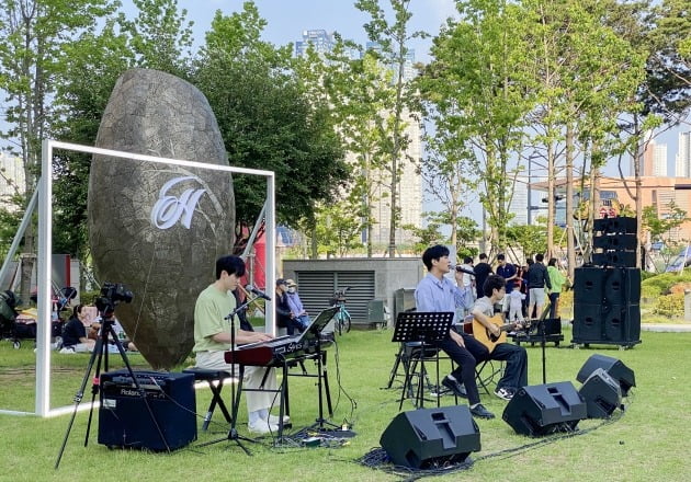 최근 힐스테이트 레이크 송도 2차에서 열린 힐스 라이브 무대에서 ‘마인드유’가 공연을 펼치고 있다. /현대건설 제공