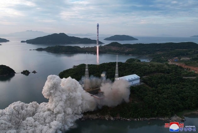 북한 평안북도 철산군 동창리 서해위성발사장에서 쏜 첫 군사정찰위성 '만리경 1호'를 실은 위성운반로켓 '천리마 1형'의 발사 장면 모습. 사진은 공개된 위성 발사 실패 장면. 사진=연합뉴스