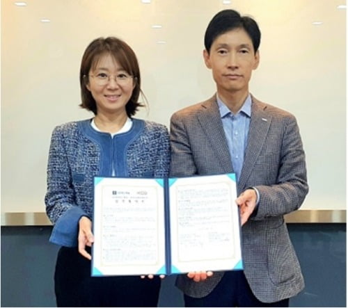 이욱재 KCB 전무(오른쪽)와 이재희 혜움 대표세무사가 MOU 체결 후 기념촬영하고 있다. / 사진=KCB 제공 