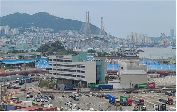 12일 개관한 부산 남구 우암부두 부산지식산업센터. 부산시 제공