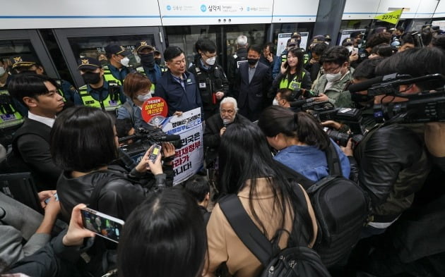 전국장애인차별철폐연대(전장연) 등 장애인 단체 회원들이 지난 4월 20일 장애인의 날을 맞아 서울 삼각지역에서 장애인권리예산 보장 등을 요구하며 시위를 벌이고 있다. /사진=연합뉴스