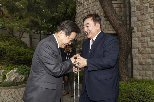이재명 더불어민주당 대표가 8일 오후 서울 성북구 중국대사관저를 방문해 싱하이밍 주한중국대사와 인사를 나누고 있다. /사진=뉴스1