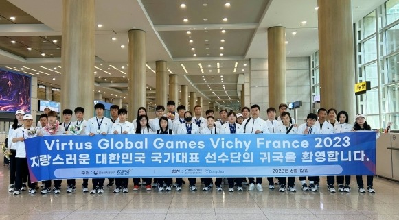 '2023 Virtus 글로벌 게임' 대한민국 대표 선수단이 12일 도착해 메달을 목에 걸고 단체 사진을 촬영하고 있다. /사진=스페셜올림픽코리아 제공