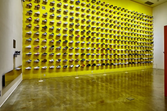 '스니커즈 언박스드 서울' 전시 메인 포토존 OUR WALL(아워 월) 벽면이 옐로우 팬톤페인트로 꾸며져 있다. / 사진=노루페인트