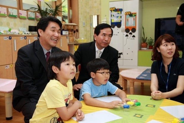 2011년 6월 11일 이주호 당시 교육과학기술부 장관(왼쪽 첫번째)이 주5일 수업제 시범운영을 앞두고 서울 홍릉초등학교를 방문해 수업을 참관하고 있다. 교육부 제공