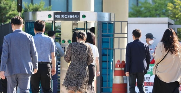 공무원들이 세종시 정부세종청사로 출근하고 있다. 연합뉴스