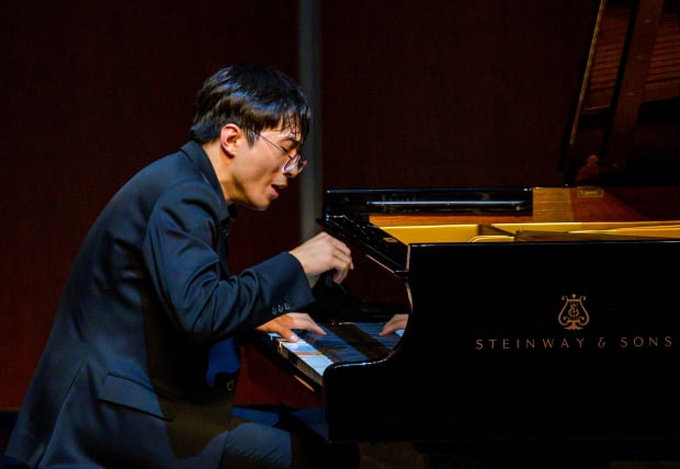 피아니스트 김도현이 지난 13일 서울 마포아트센터 아트홀맥에서 열린 리사이틀에서 연주하고 있다. 마포문화재단 제공