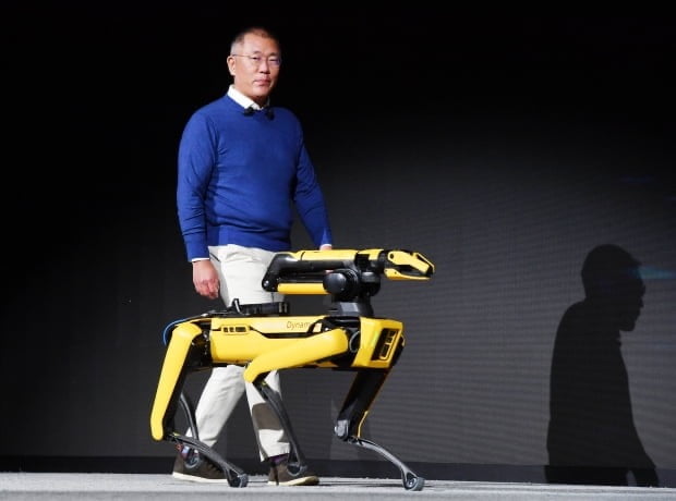 정의선 현대차그룹 회장이 지난해 '2022 CES' 행사에서 사족보행 로봇을 소개하고 있다. /사진=김병언 기자
