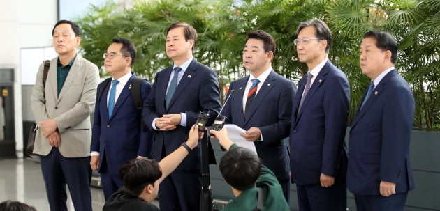 박정 더불어민주당 의원이 15일 오전 인천국제공항 1터미널에서 중국 베이징 출국 전 입장문을 발표하고 있다. 이들은 18일까지 체류하며 중국과 티베트를 방문할 예정이다. 중국에선 중국 정부와 민간단체 인사를 만나고, 티베트에선 박람회에 참석할 예정이다.  왼쪽부터 민주당 김철민, 민병덕, 도종환, 박정, 유동수, 김병주 의원. /사진=뉴스1