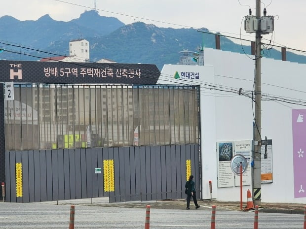 서울 서초구 방배 5구역을 재건축한 '디에이치 방배'는 단지 내 초등학교 신설을 추진됐지만 무산됐다. '방배 5구역' 공사 현장. /심은지 기자