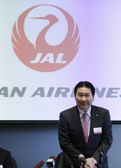 우에키 요시하루 JAL 사장이 2012년 3월 미국 워싱턴주 에버렛에서 열린 JAL의 첫 보잉 787기 인도식에서 인사하고 있다. 그는 JAL 최초의 조종사 출신 사장이었다. 현재는 회장을 맡고 있다. /사진=한경DB