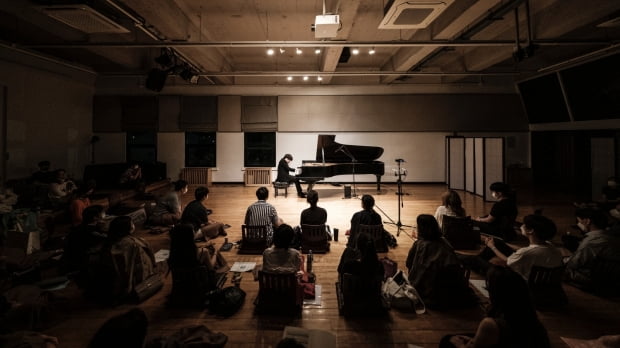피아니스트 박종해가 2020년 7월 31일 서울 종로구 동숭동 예술가의 집에서 열린 줄라이 페스티벌에서 연주하고 있다. 더하우스콘서트 제공