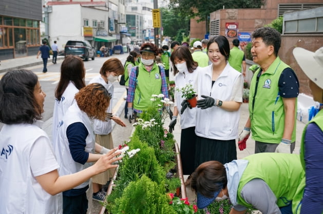 BAT로스만스, 담배꽁초 및 쓰레기 무단 투기 지역에 '꽃밭' 조성