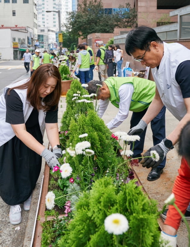 BAT로스만스, 담배꽁초 및 쓰레기 무단 투기 지역에 '꽃밭' 조성