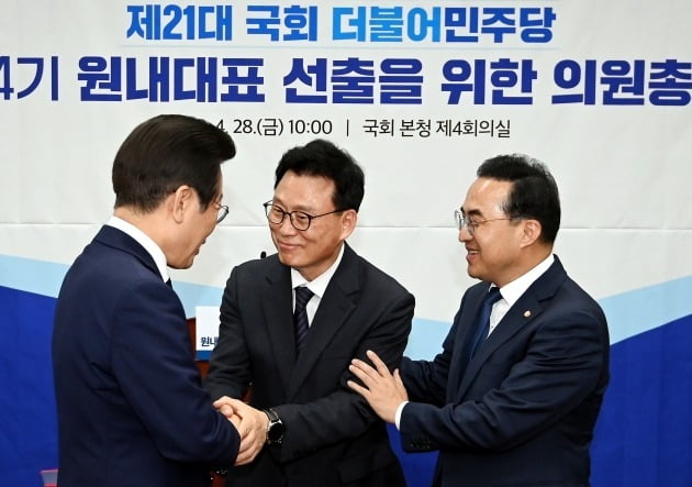 박광온 신임 원내대표가 이재명 대표 박홍근 전 원내대표에게 축하를 받고 있다. 한경DB