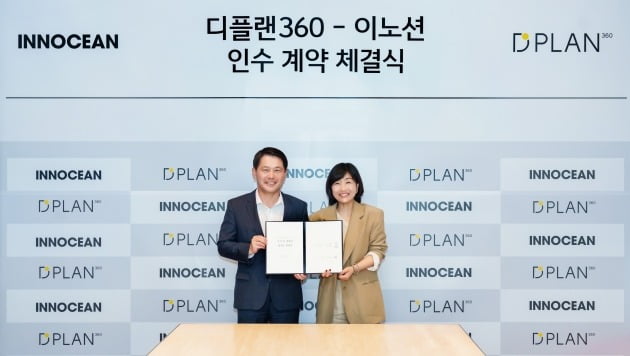 이노션은 디지털 마케팅사인 ‘디플랜360’을 인수했다고 19일 밝혔다. 사진은 이노션 서울 본사에서 열린 지분 인수 계약식에 참석한 이용우 이노션 대표이사(왼쪽)와 신영희 디플랜360 대표이사./사진=이노션

