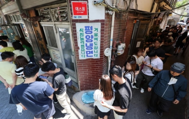 지난 18일 서울 마포구의 한 평양냉면 식당에서 시민들이 입장 순서를 기다리고 있다./사진=연합뉴스