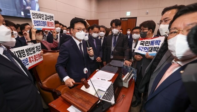 지난 2022년 4월 법사위 전체회의에서 '검수완박법'을 가결하고 있는 박광온. 뉴스1