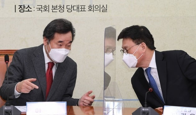 이낙연 더불어민주당 전 대표와 박광온 당시 사무총장이 지난 2021년 2월 민주당 시도당위원장 연석회의에서 대화를 하고 있다. 뉴스1