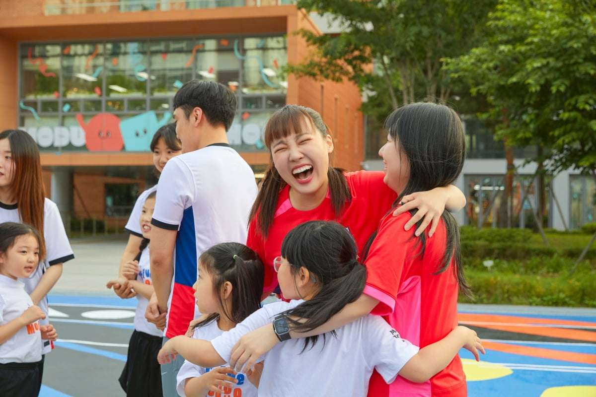 책상 아니면 스마트폰 앞인 아이들…운동장으로 불러모은 나이키