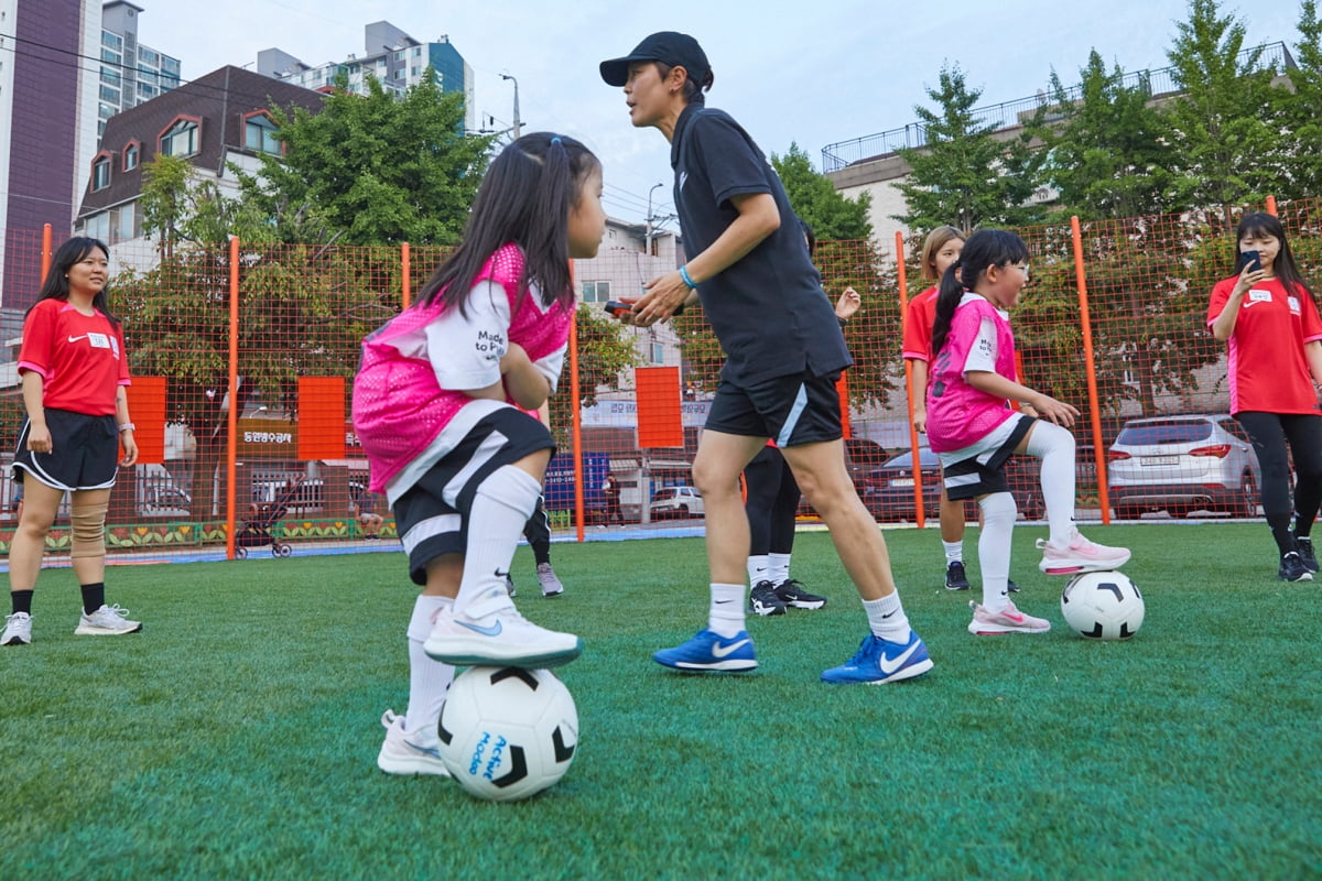 책상 아니면 스마트폰 앞인 아이들…운동장으로 불러모은 나이키