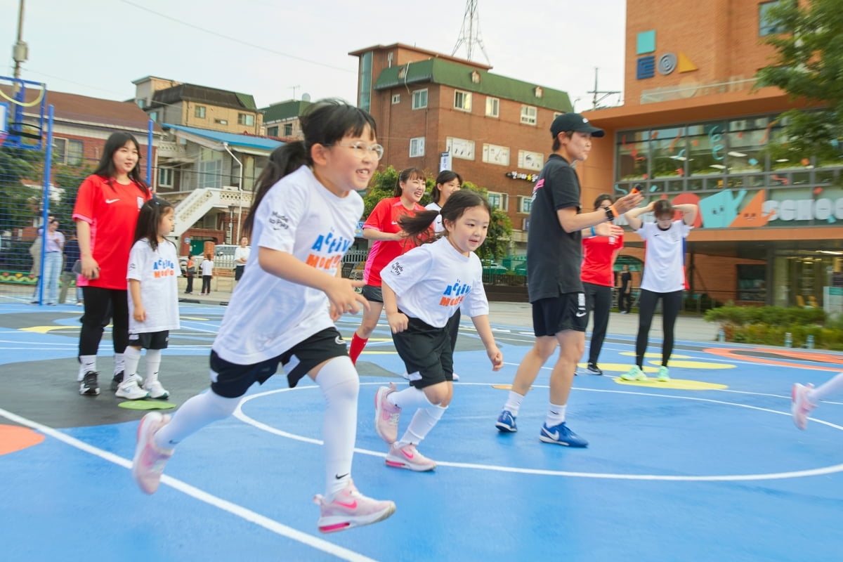 책상 아니면 스마트폰 앞인 아이들…운동장으로 불러모은 나이키