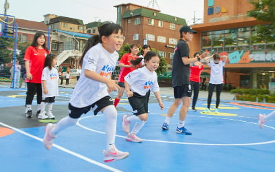 책상 아니면 스마트폰 앞인 아이들…운동장으로 불러모은 나이키