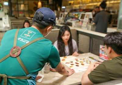 BBQ 직원, 올여름 폐페트병 재활용 유니폼 입는다