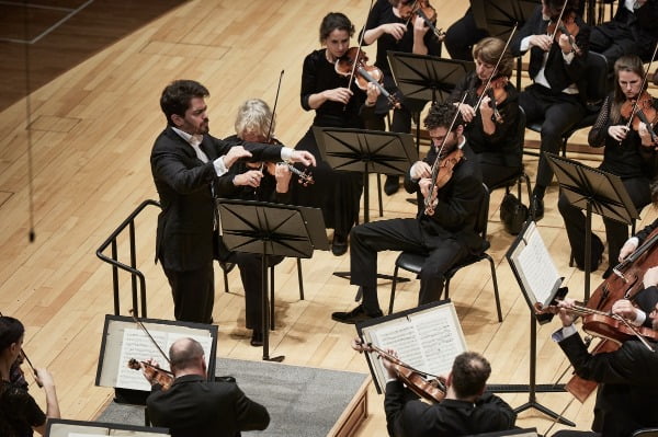 라하브 샤니가 이끄는 로테르담 필하모닉 오케스트라가 지난 19일 서울 롯데콘서트홀에서 연주하고 있다. 롯데콘서트홀 제공