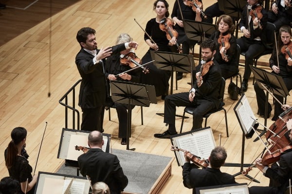 라하브 샤니가 이끄는 로테르담 필하모닉 오케스트라가 지난 19일 서울 롯데콘서트홀에서 연주하고 있다. 롯데콘서트홀 제공