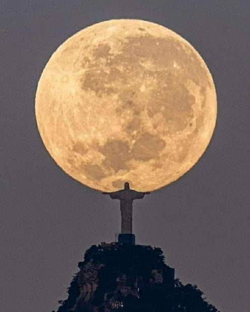 보름달 들어올린 예수, 3년을 기다려 1초 만에 담아낸 걸작