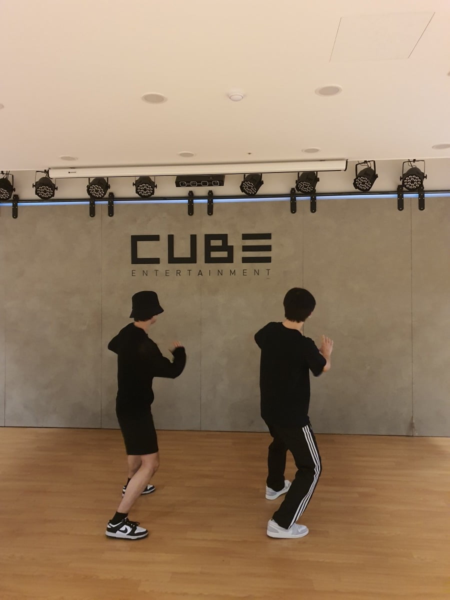 큐브엔터 건물 3층 댄스 트레이닝 연습실에서 10대 연습생들이 춤을 추고 있다. 윤현주 기자 