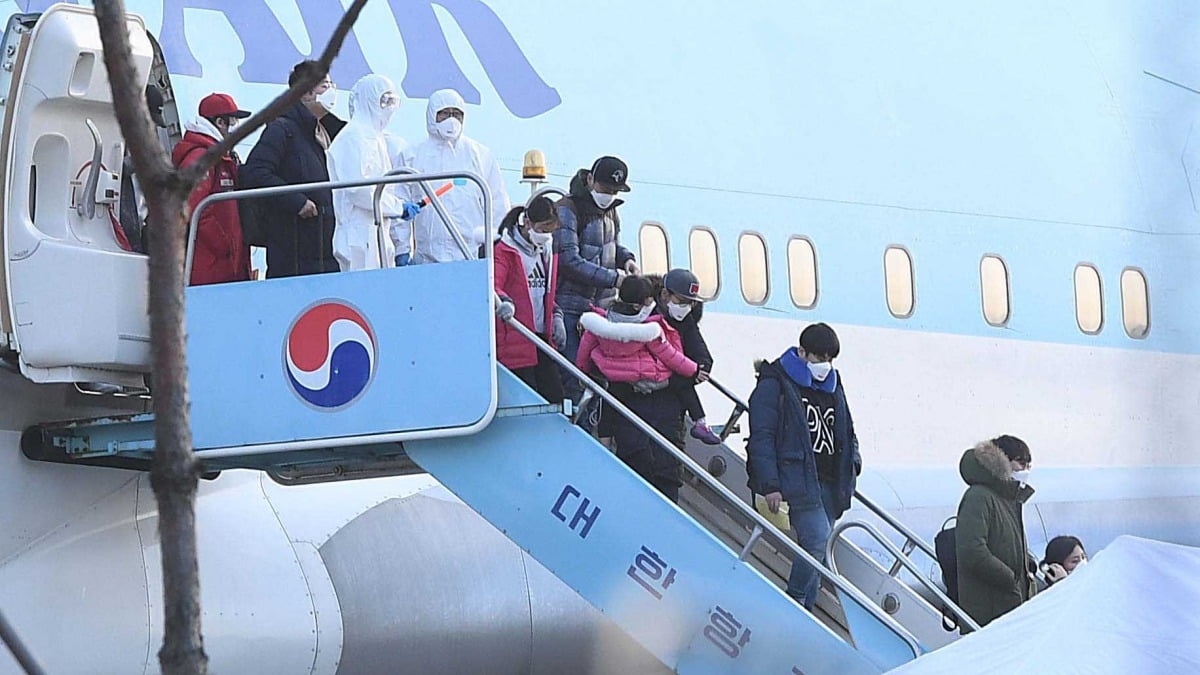 코로나19가 발생한 중국 우한에서 출발한 한국인 367명이 전세기편으로 김포공항에 도착하고 있다./2020.1.31 강은구 기자