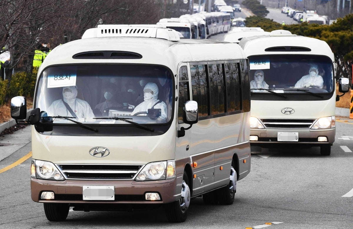 김포공항으로 귀국한 교민들이 경찰버스를 타고 격리시설로 향하고 있다./2020.1.31 김범준 기자