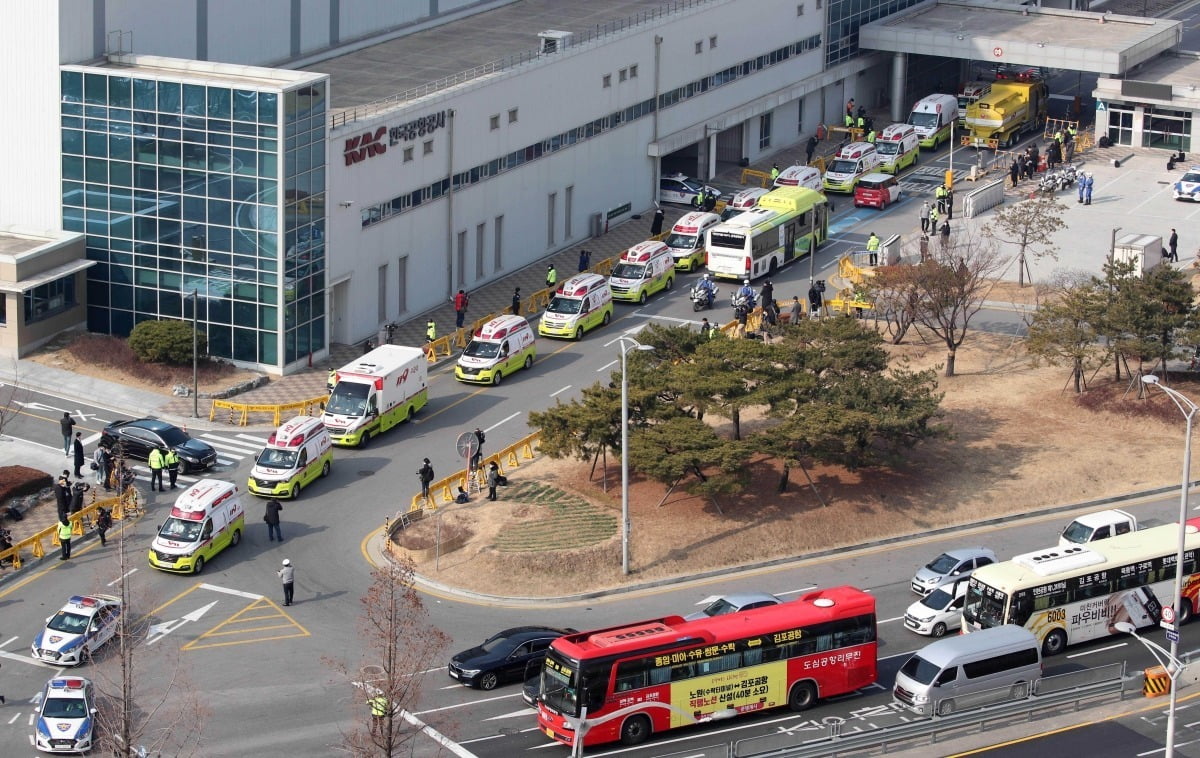김포공항으로 귀국한 교민들이 구급차를 타고 격리시설로 이동하고 있다./2020.1.31 김병언 기자