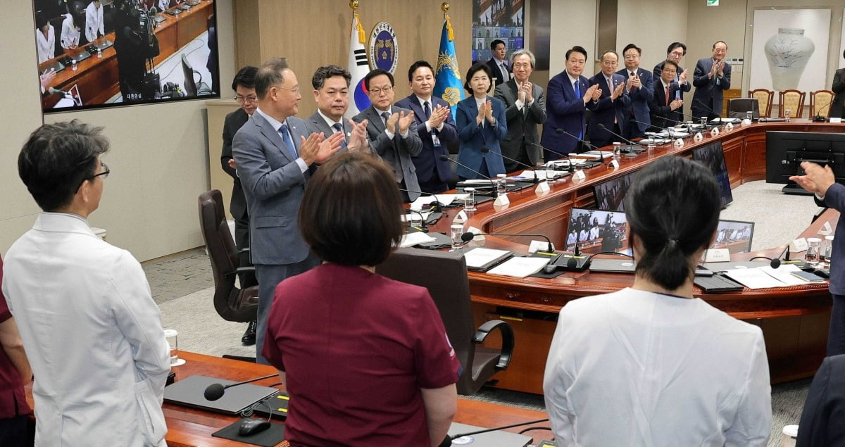 윤석열 대통령이 코로나19 중앙재난안전대책본부 회의에서 의료진들에게 격려의 박수를 보내고 있다./2023.5.11 대통령실사진기자단