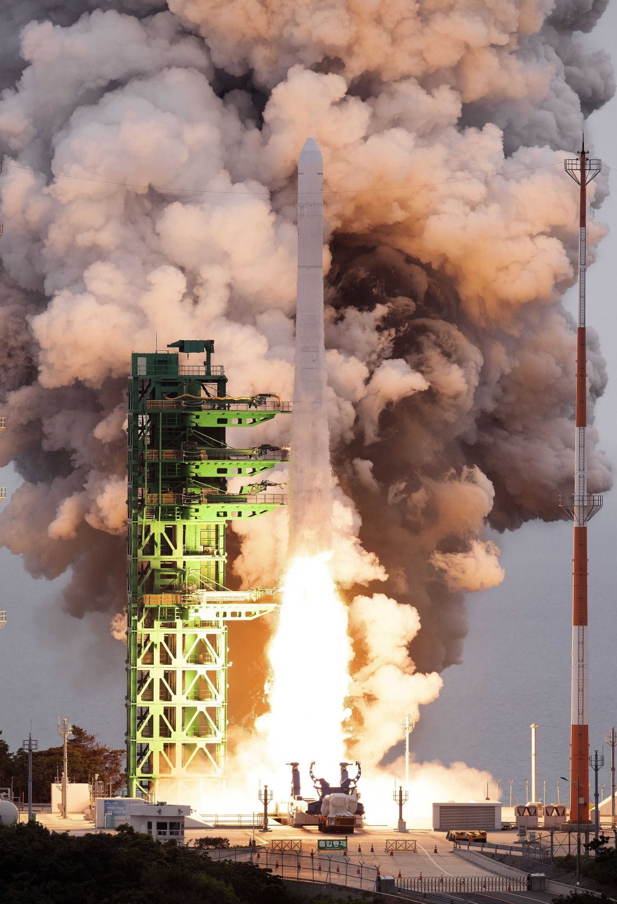 한국형 발사체 누리호(KSLV-2)가 25일 오후 6시24분 전남 고흥 나로우주센터에서 화염을 내뿜으며 우주로 날아오르고 있다./한국항공우주연구원 제공