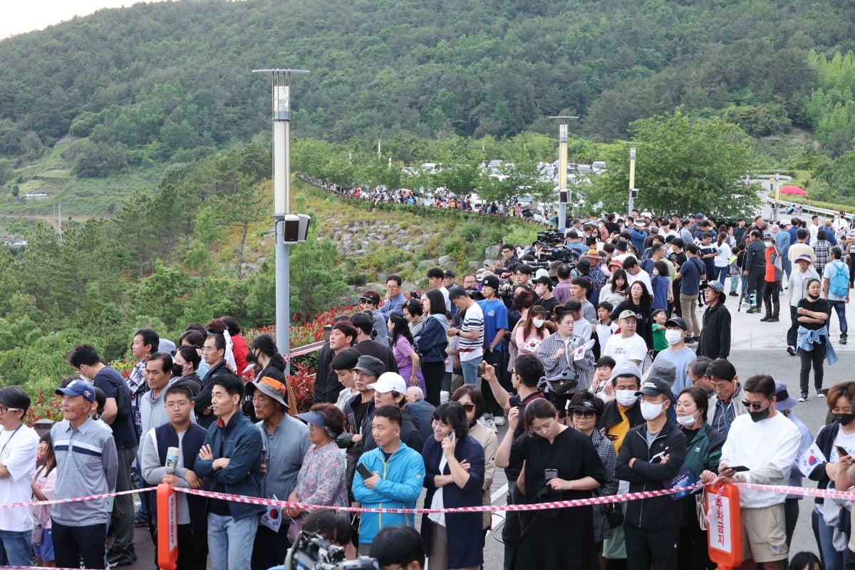 25일 전남 고흥군 영남면 우주발사전망대에서 시민들이 누리호의 3차 발사 순간을 기다리고 있다./연합뉴스