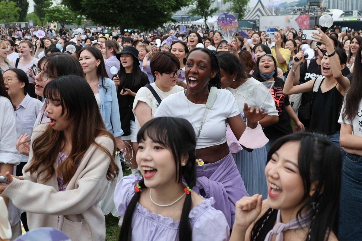 17일 서울 여의도 한강공원에서 전 세계 아미들이 BTS 음악에 맞춰 춤을 추고 있다./연합뉴스