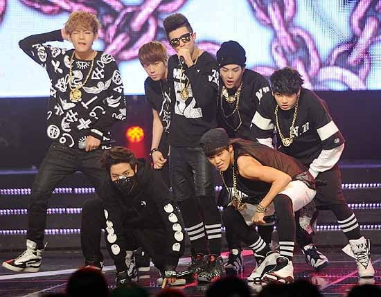 2013년 6월27일 Mnet 엠카운트다운에서 무대를 선보이고 있는 BTS /한경DB