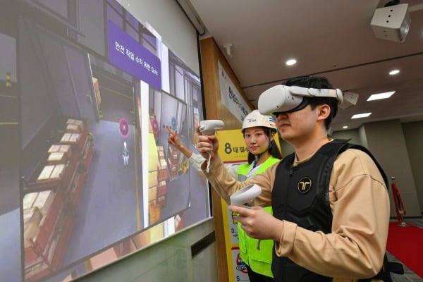 현대모비스 임직원들이 가상현실(VR) 장비를 착용해 사고 상황을 체험하고 안전 교육을 받고 있는 모습.  현대모비스 제공