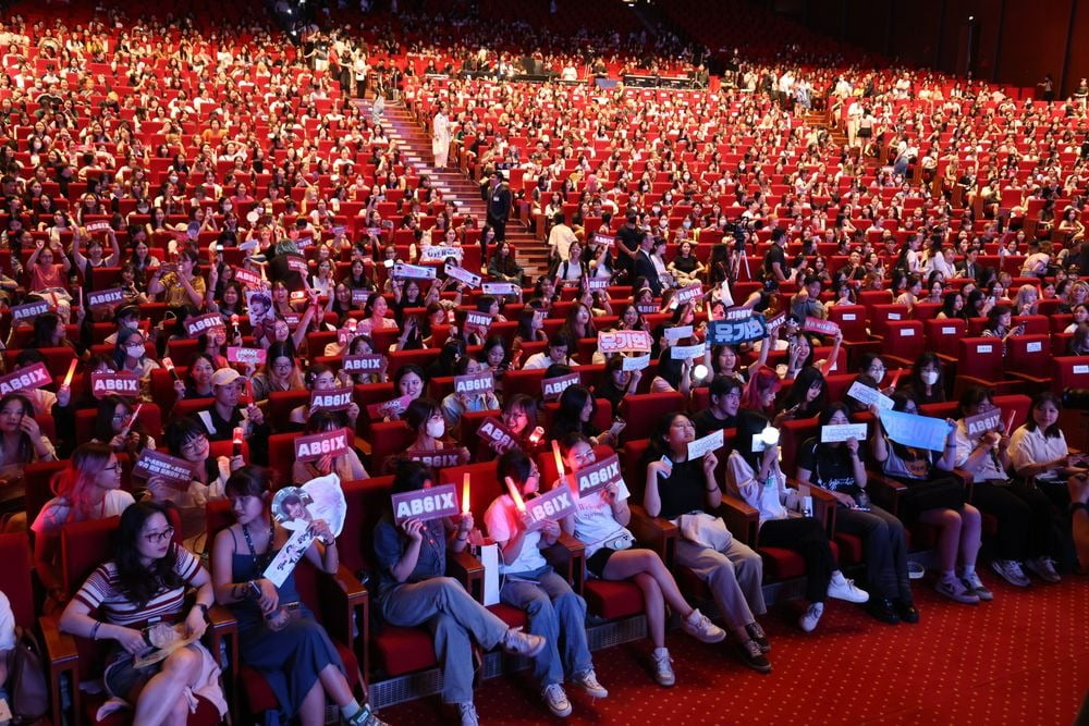22일 베트남 하노이 국립컨벤션센터에서 열린 한·베트남 문화교류의 밤 행사에서 AB6IX 팬들이 플래카드를 들고 대기하고 있다. 연합뉴스