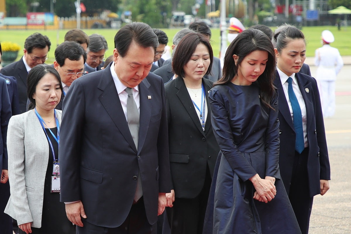 윤 대통령, 호찌민 묘소 헌화…베트남 국빈방문 공식일정 시작