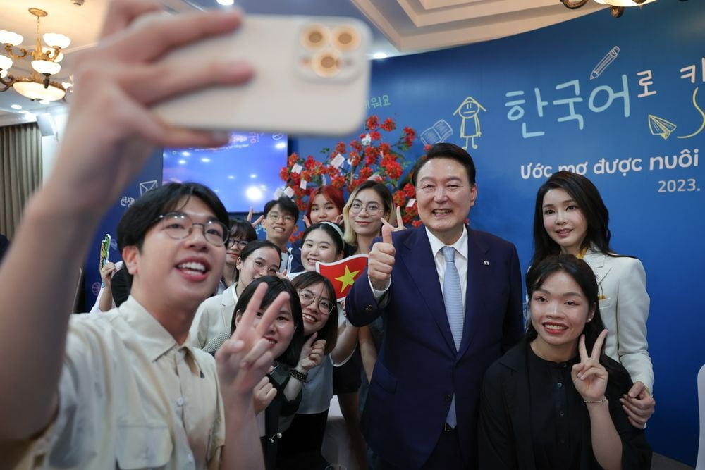 윤석열 대통령과 부인 김건희 여사가 22일 하노이 국가대학교 별관에서 열린 베트남 한국어 학습자와 대화에서 참석자들의 요청으로 기념사진을 찍고 있다. 연합뉴스