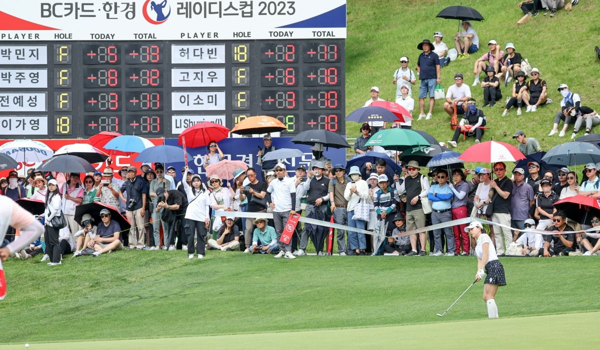 한국여자프로골프(KLPGA)투어 ‘BC카드·한경 레이디스컵 2023’ 최종 라운드 경기가 25일 경기도 포천시 포천힐스CC에서 열렸다. 대회에 참석한 허다빈 선수가 18번 홀에서 어프로치샷 하고 있다. 